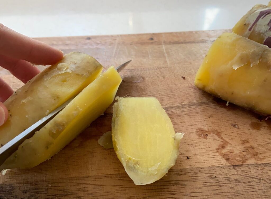 干し芋を1㎝幅に切る