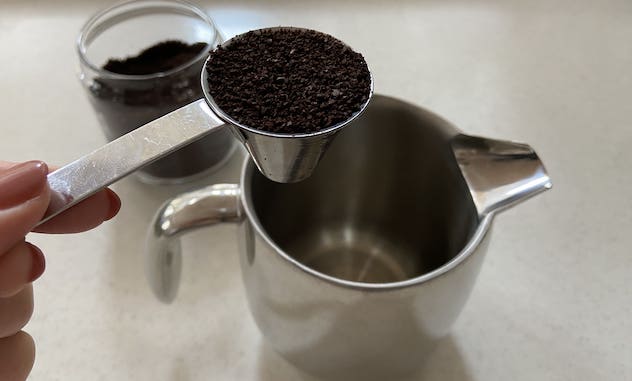 粗挽きコーヒー豆をボダムコロンビアに入れる