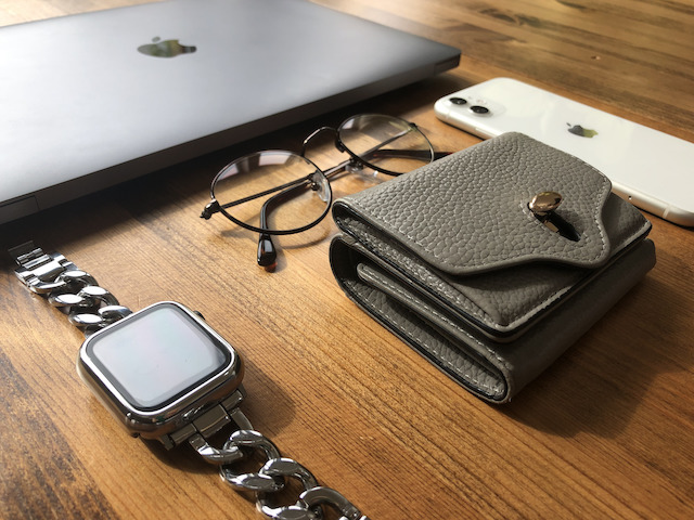 ハシバミのミニウォレット、Apple Watch、MacBook Air、iPhone、ブルーライトメガネ