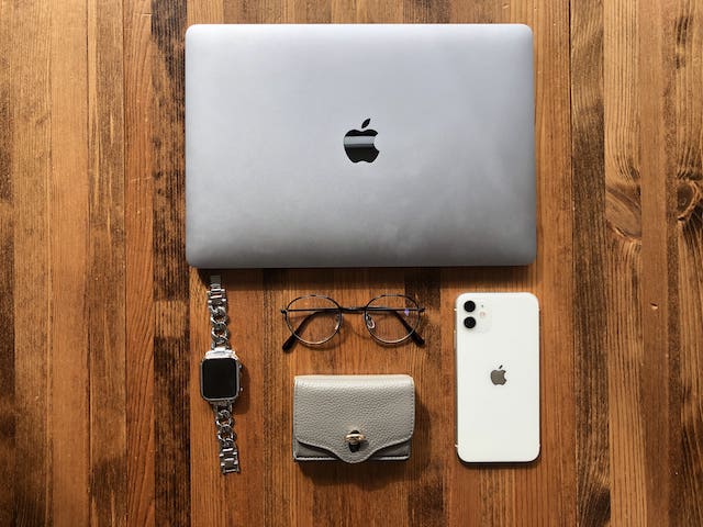 MacBook Air、iPhone、Apple Watch、ブルーライトカットメガネ、ハシバミニュージーンミニウォレットで大きさ比較