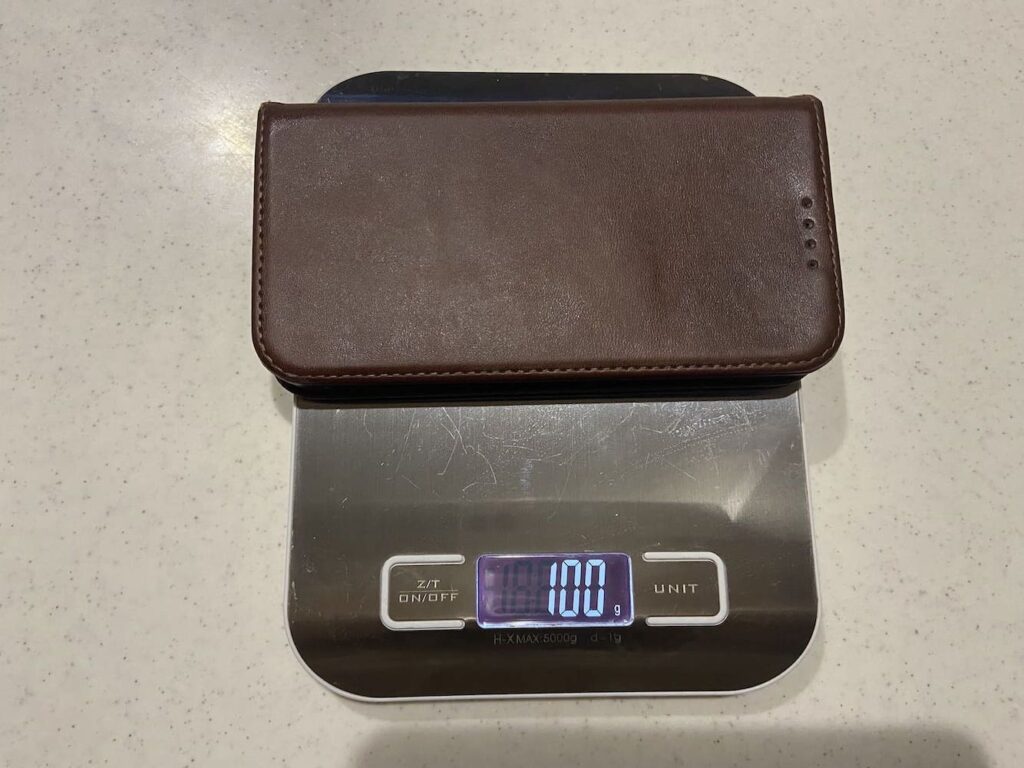 皮のiPhoneケースの重さを計る