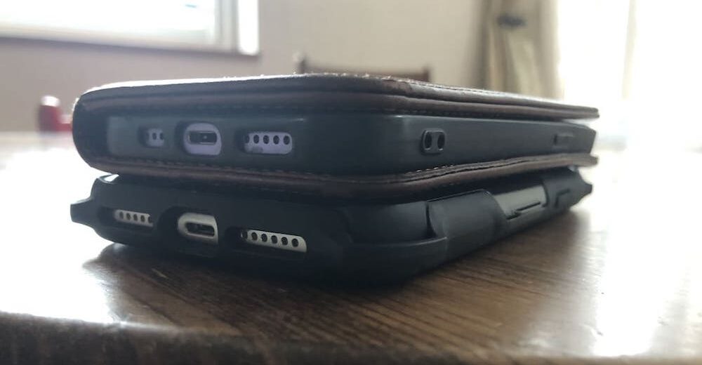 elecomのiPhoneケース、ゼロショックと皮のiPhoneケースの厚みを比較